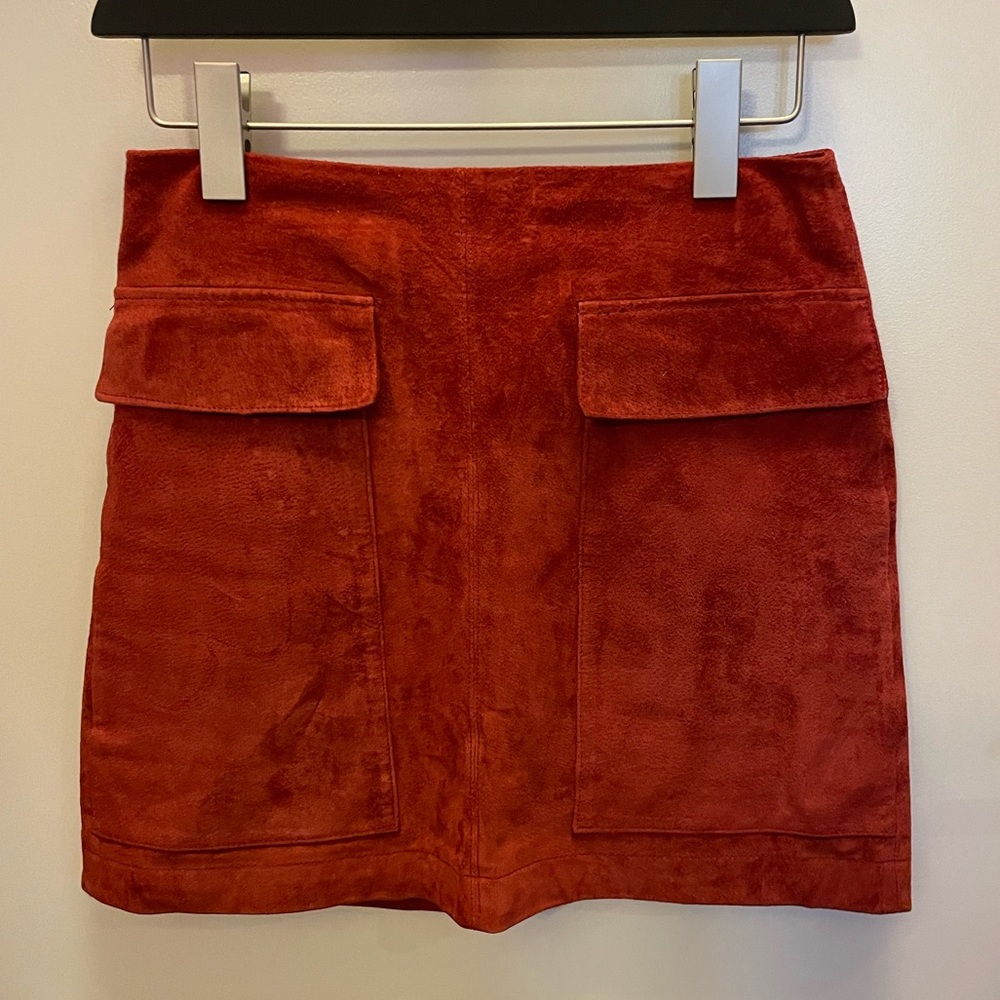 Red suede miniskirt. 60s style. Zara size XS